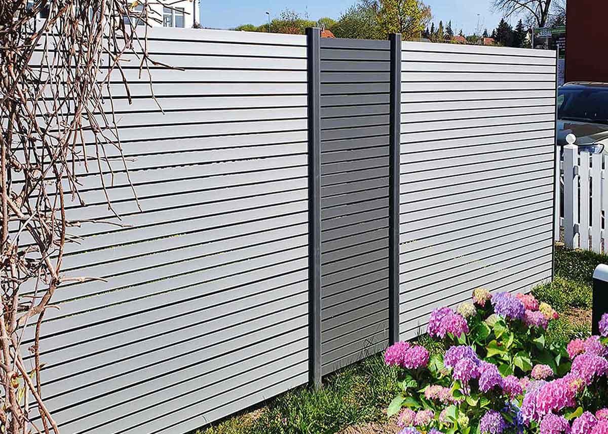 Aluminium Sichtschutz in Garten mit Spalten