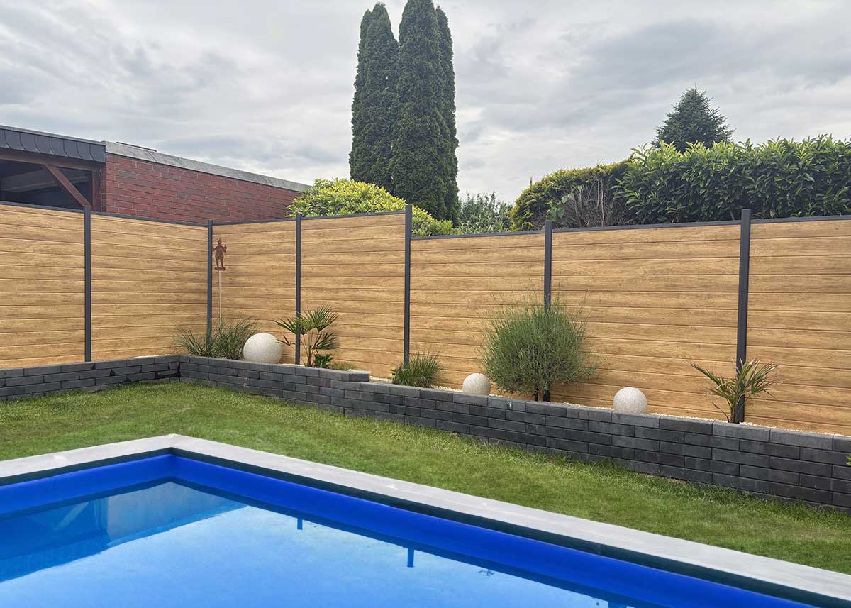 Sichtschutzzaun in Holz-Optik Beige am Pool und Schwimmbecken