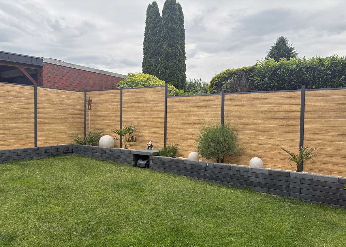Sichtschutzwand in Desert Oak heller Holzoptik mit Maserung auf einer Terrasse im Garten