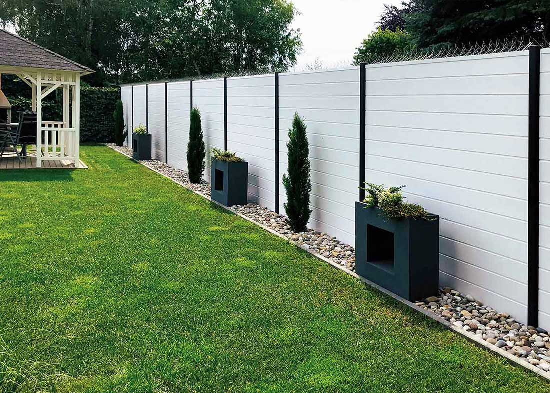 Gartentrennwand aus hochwertigen Kunststoff PVC mit Aluminium-Pfosten