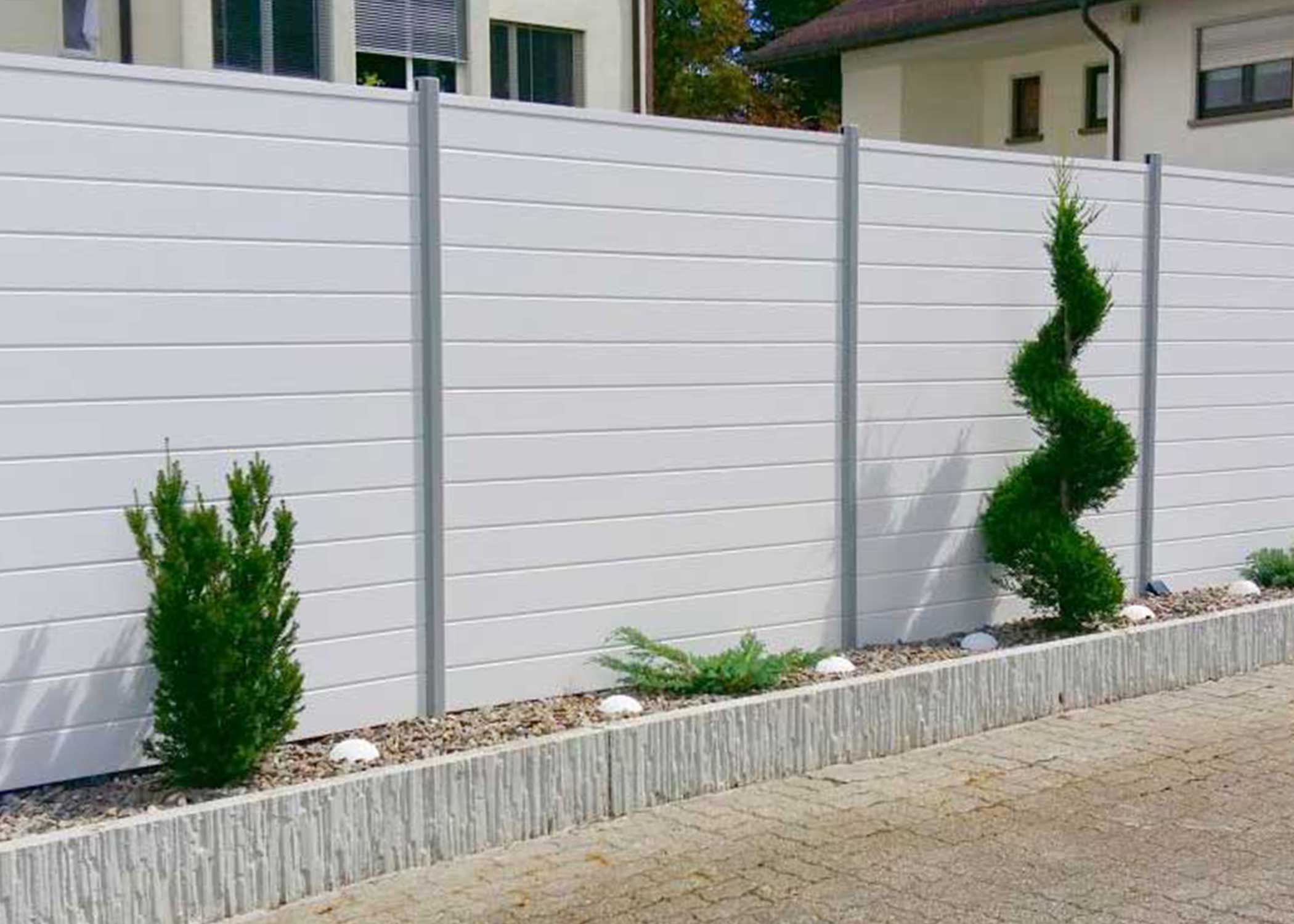 stabile Sichtschutzwand mit Rankgitterelementen aus langlebigen Fensterkunststoff