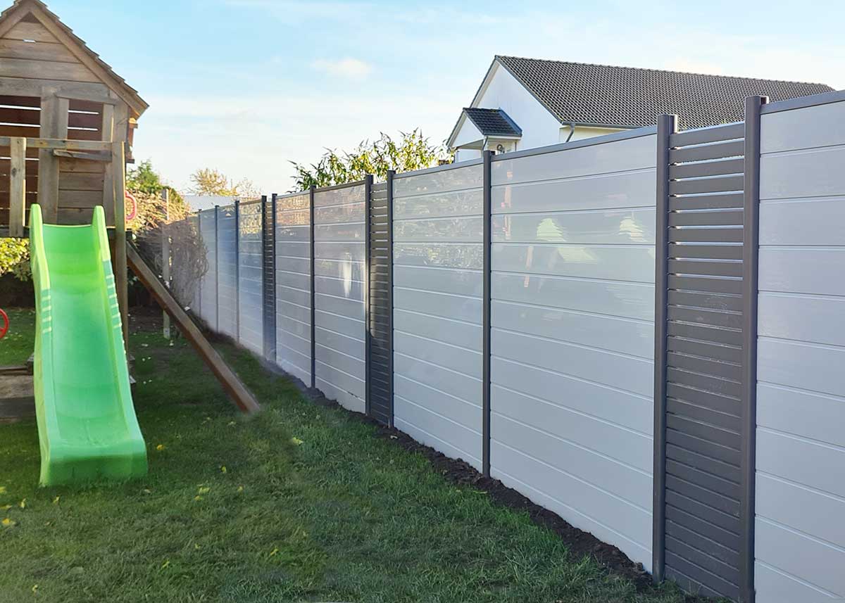 lange Sichtschutzwand mit Spaltelemeten, Rhombus-Zaun, in Weiß und Anthrazit/Aluminium