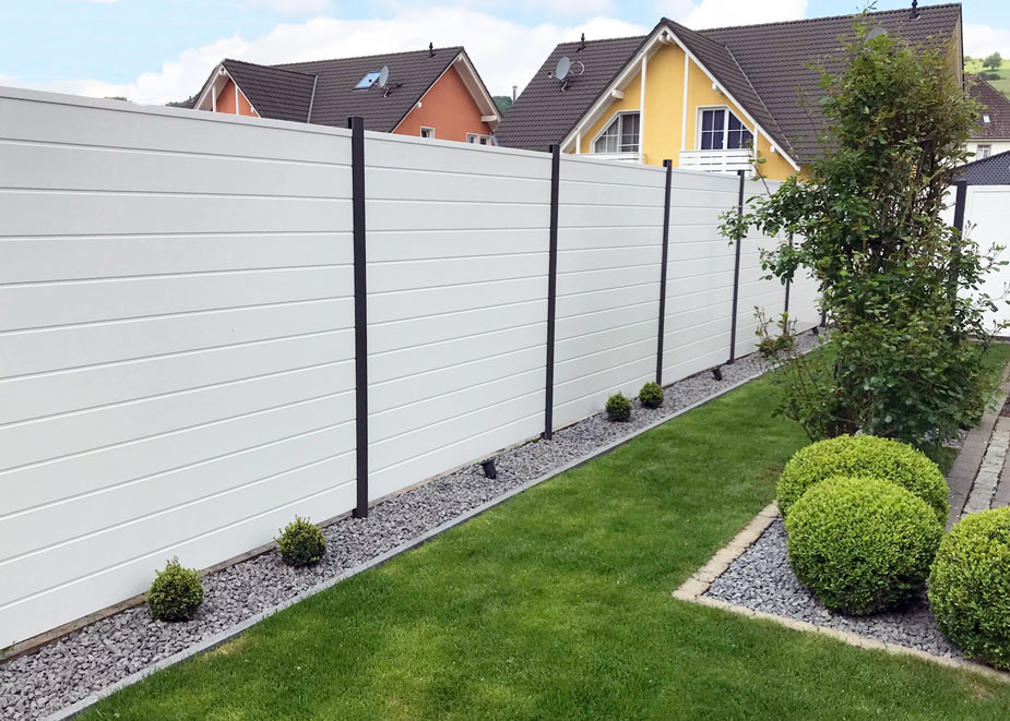 Sichtschutz Dichtzaun entlang an der Gartengrenze in Weiß aus PVC