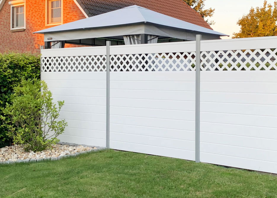 Sichtschutzelement im Garten aus Kunststoff in Weiß mit Aluminium-Pfosten in Sibergrau