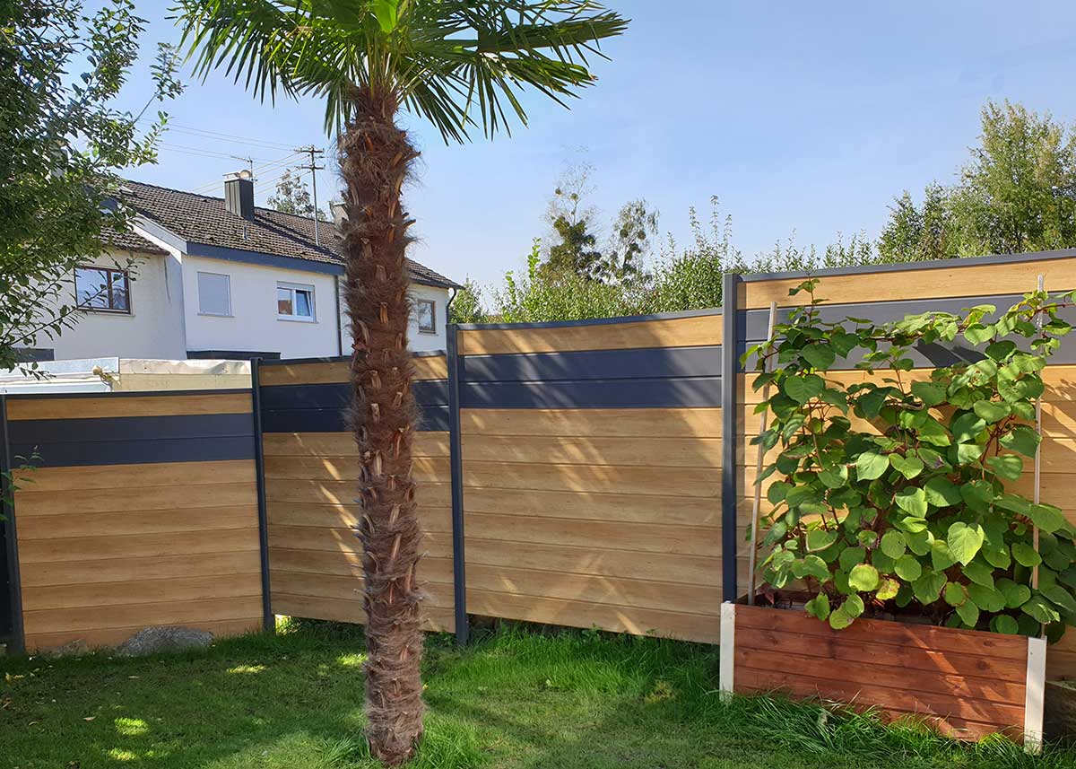 holzfarbene Trennwand im Garten mit aus hochwertigen PVC
