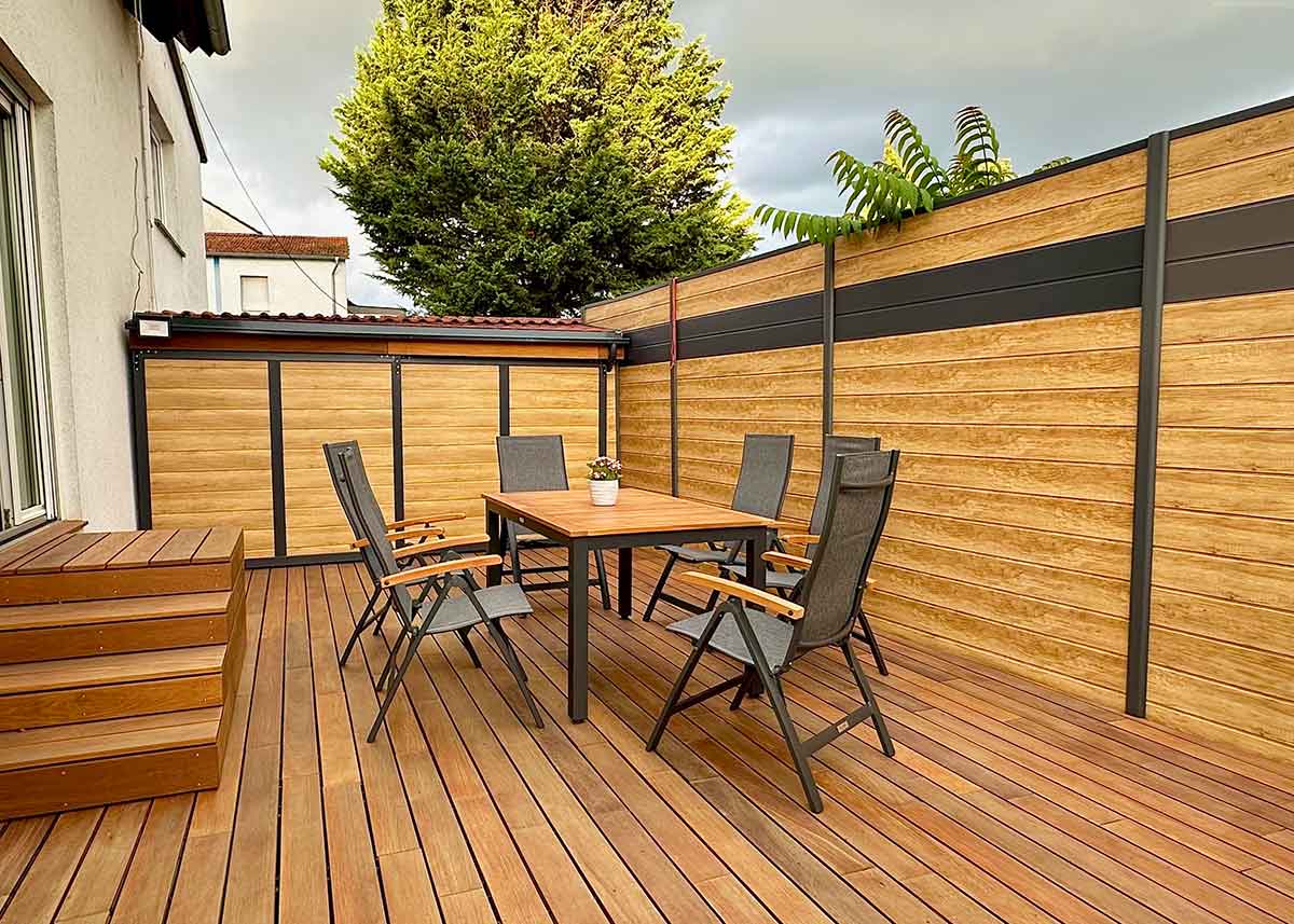 Wandabtrennung im Garten aus Kunststoff in täuschend echter Holzoptik beige