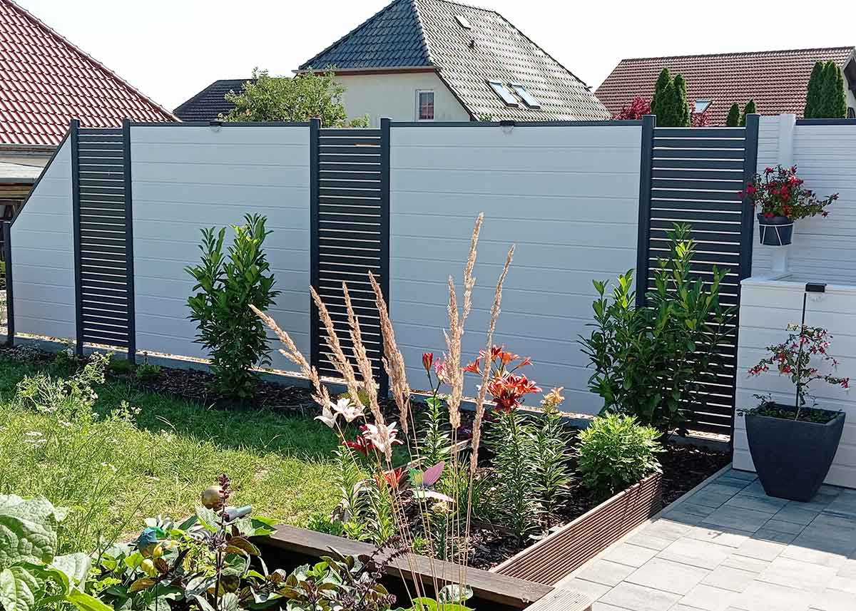 Sichtschutzwand aus Kunststoff in weiß mit Aluminium-Rhombuselement