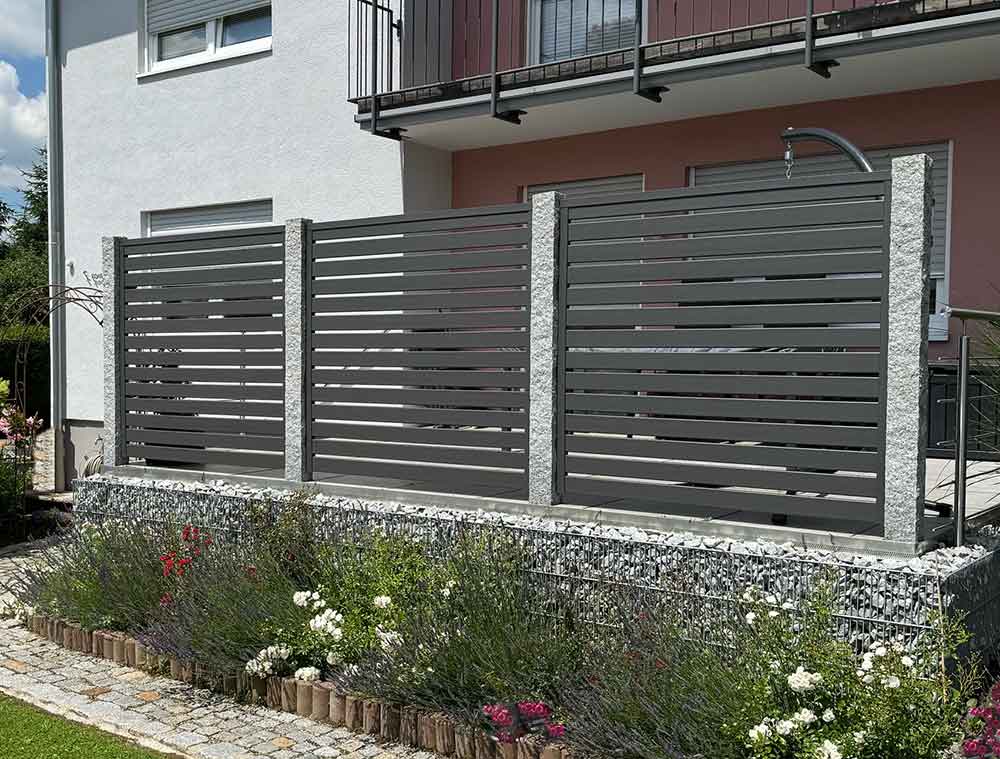 Sichtschutzzaun aus Kunststoff PVC in täuschend echter Aluminium-Optik an Terassen 