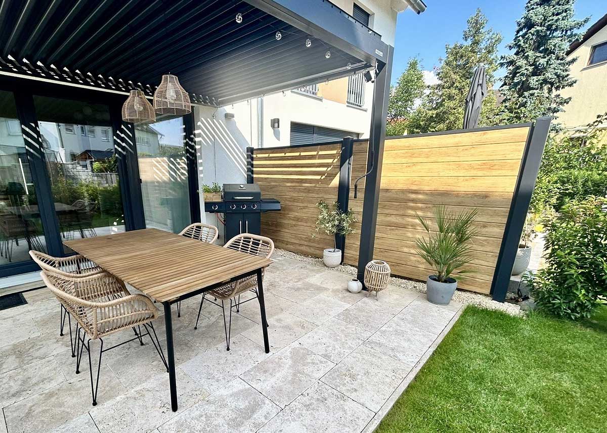 modern natürlich gestaltete Terrasse mit hellen Sichtschutz in Holz-Design