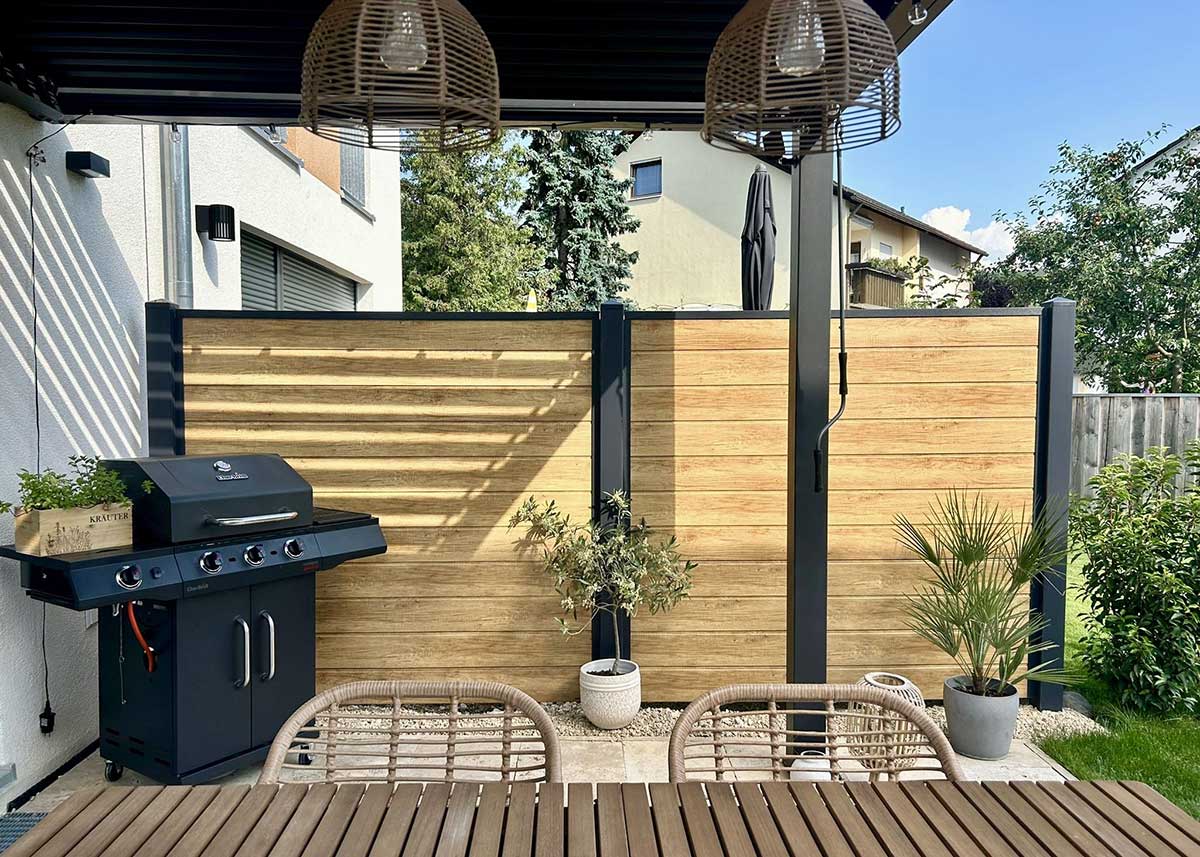 Sichtschutzwand in Holzoptik Beige aus langlebigen Kunststoff im Garten