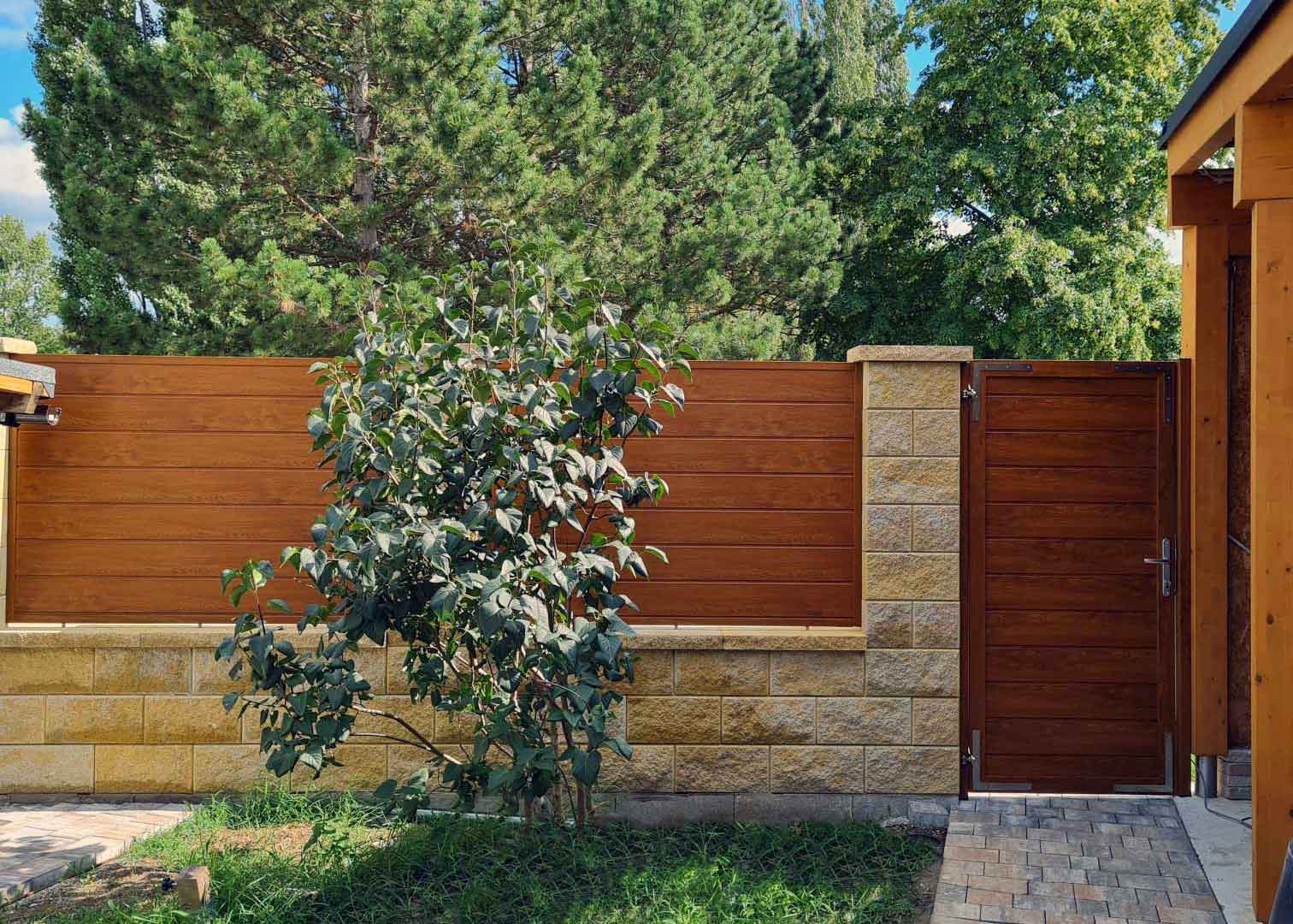 Sichtschutzwand zwischen Steinsäulen mit passender Sitzschutztür aus stabilen  Qualitäts-Kunststoff