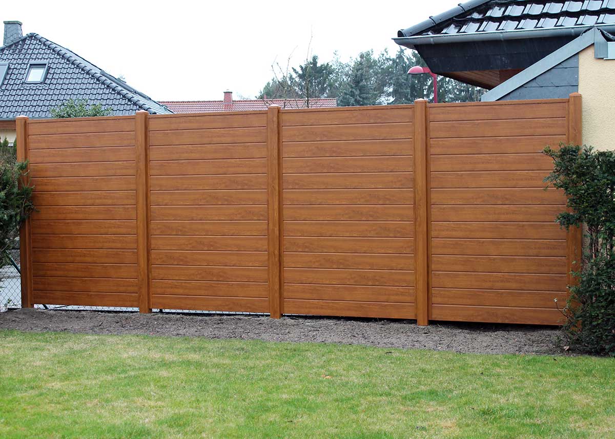 Wandabtrennung im Garten aus Kunststoff in täuschend echter Holzoptik