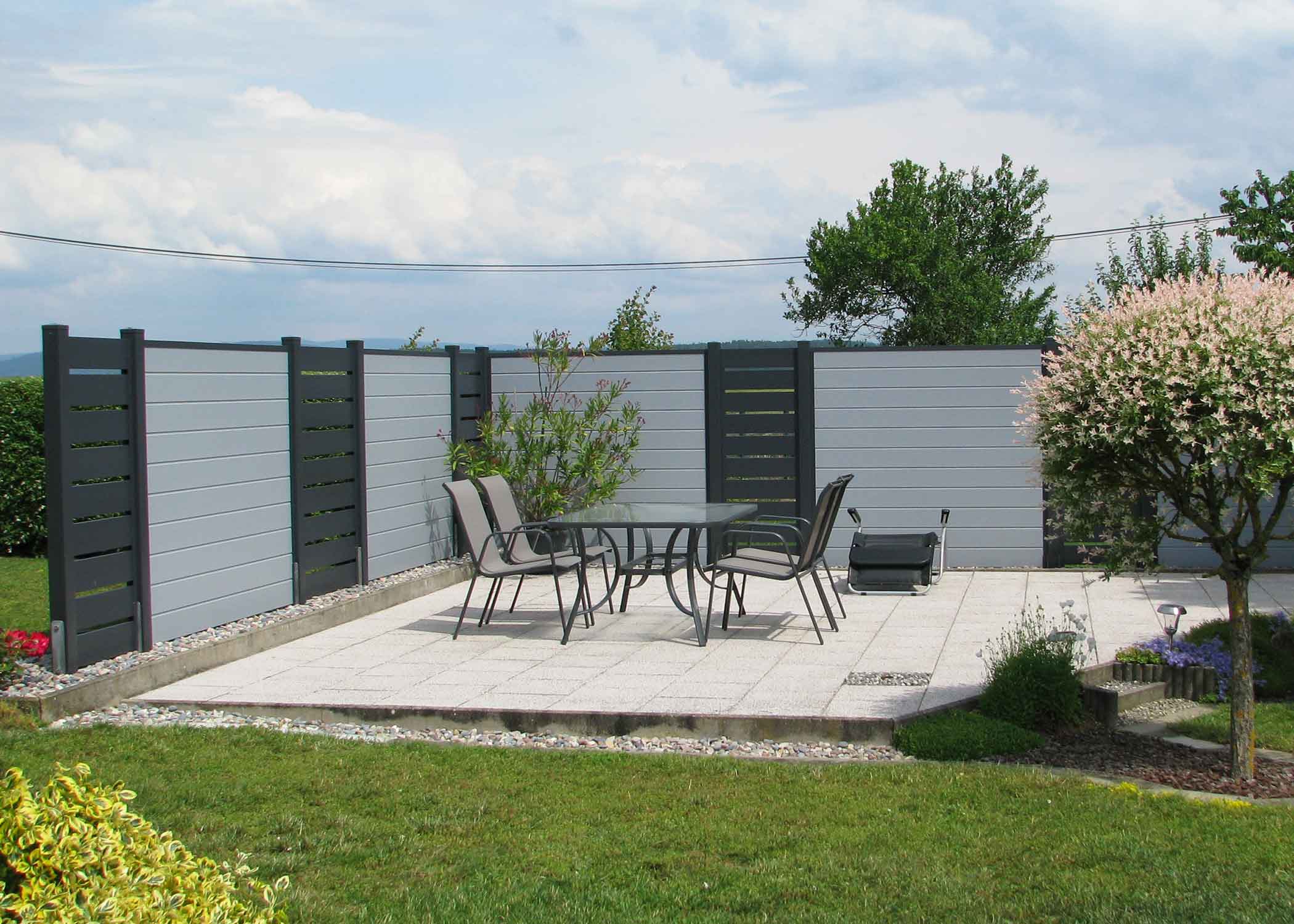 Sichtschutzwand für die Terrasse im Garten aus hochwertigen Kunststoff mit Zier-Spalt-Elementen 