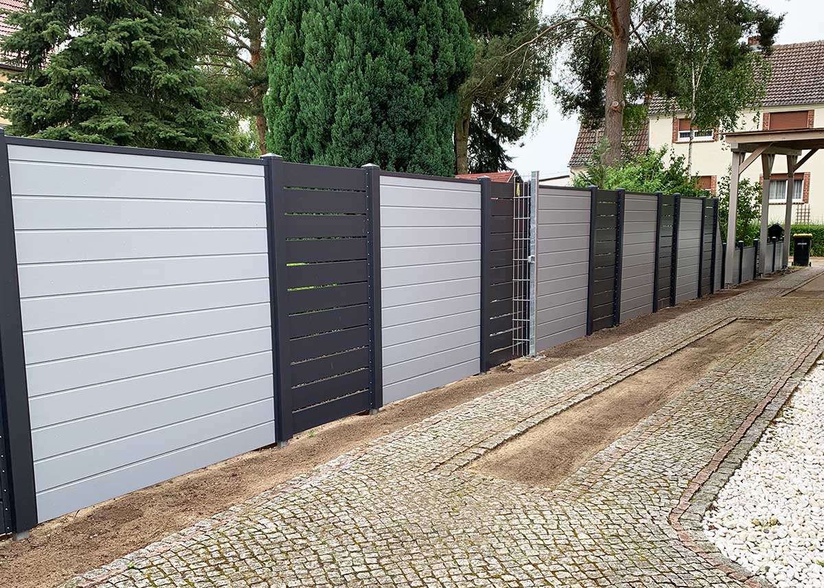 Sichtschutz mit Spaltelemeten, Rhombus-Zaun, in Grau und Anthrazit an der Hofeinfahrt