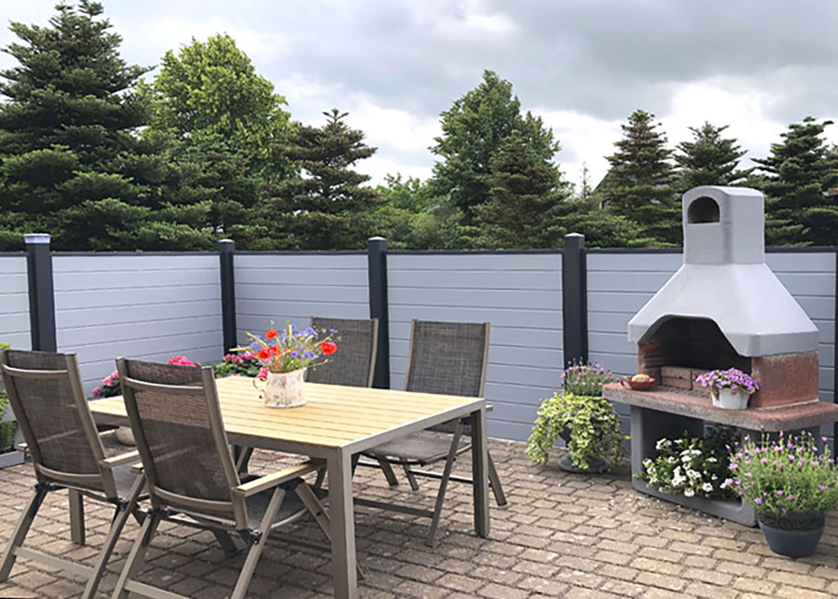 Dichtzaun auf einer Gartenterrasse in Grau aus wetterfesten Kunststoff
