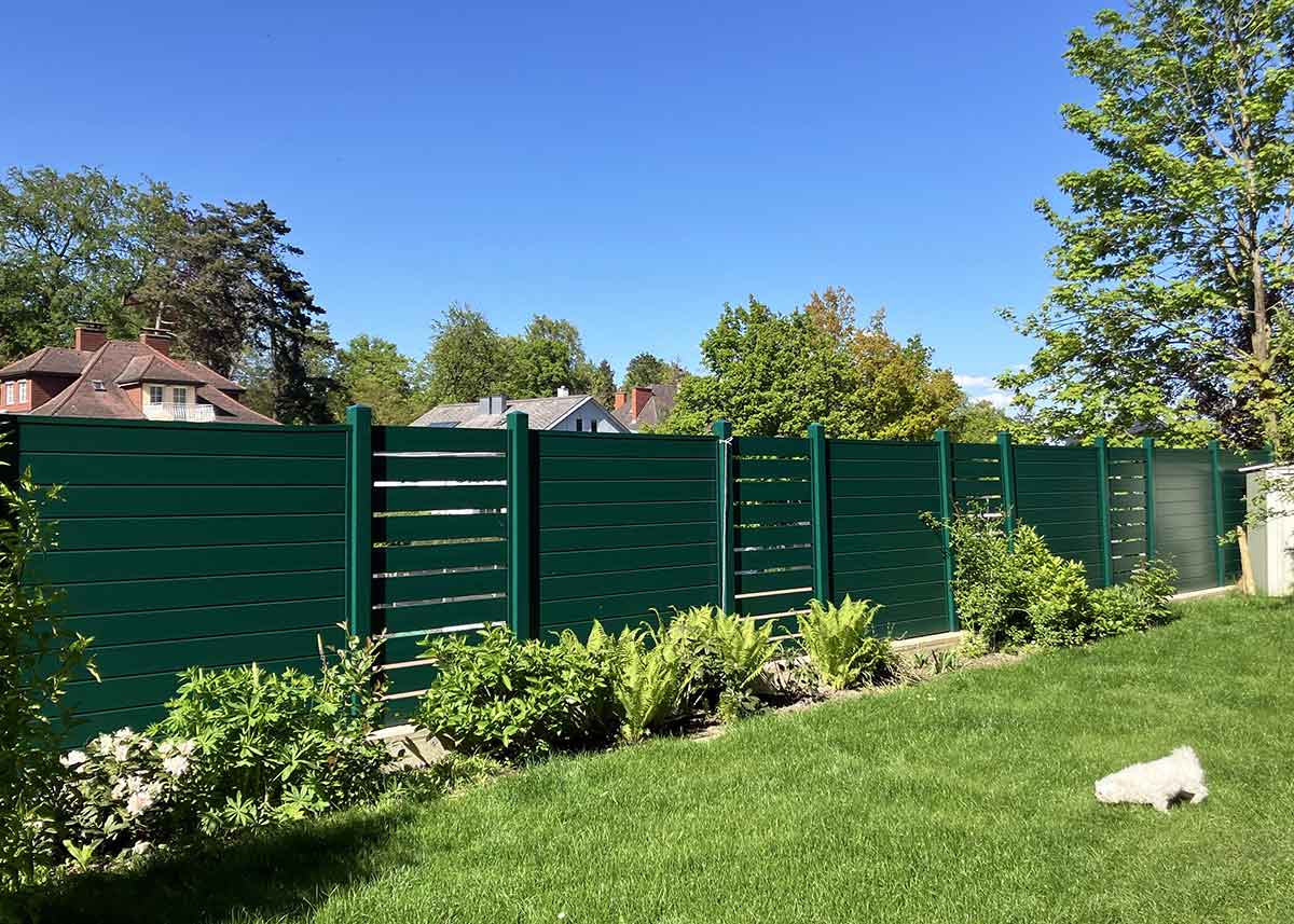 Sichtschutz mit Spaltsichtschutzwand in grün im Garten