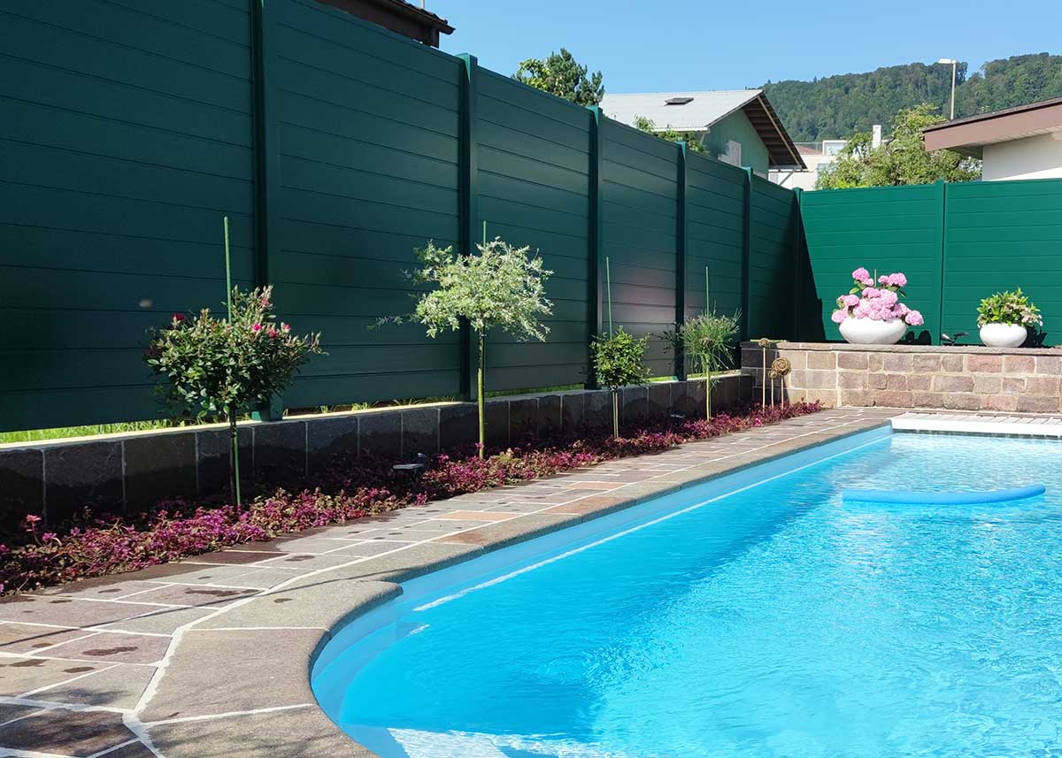  Moosgrüner hoher Sichtschutzzaun am Pool – stilvolle Privatsphäre in Ihrer Wohlfühloase