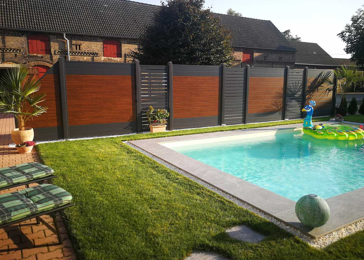 Sichtschutz-Idee für Pool 2 m hoch in dunkler Holzoptik & Spaltelement