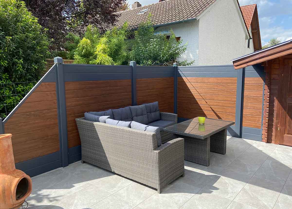 Outdoor Sitzecke mit Sichtschutz in Holzoptik und Anthrazit dicht