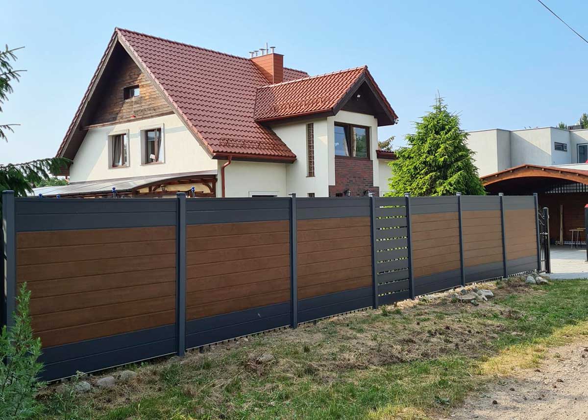 Sichtschutz mit Spaltelemeten, Rhombus-Zaun, in Holzoptik Nussbaum und Anthrazit, an der Grundstücksgrenze
