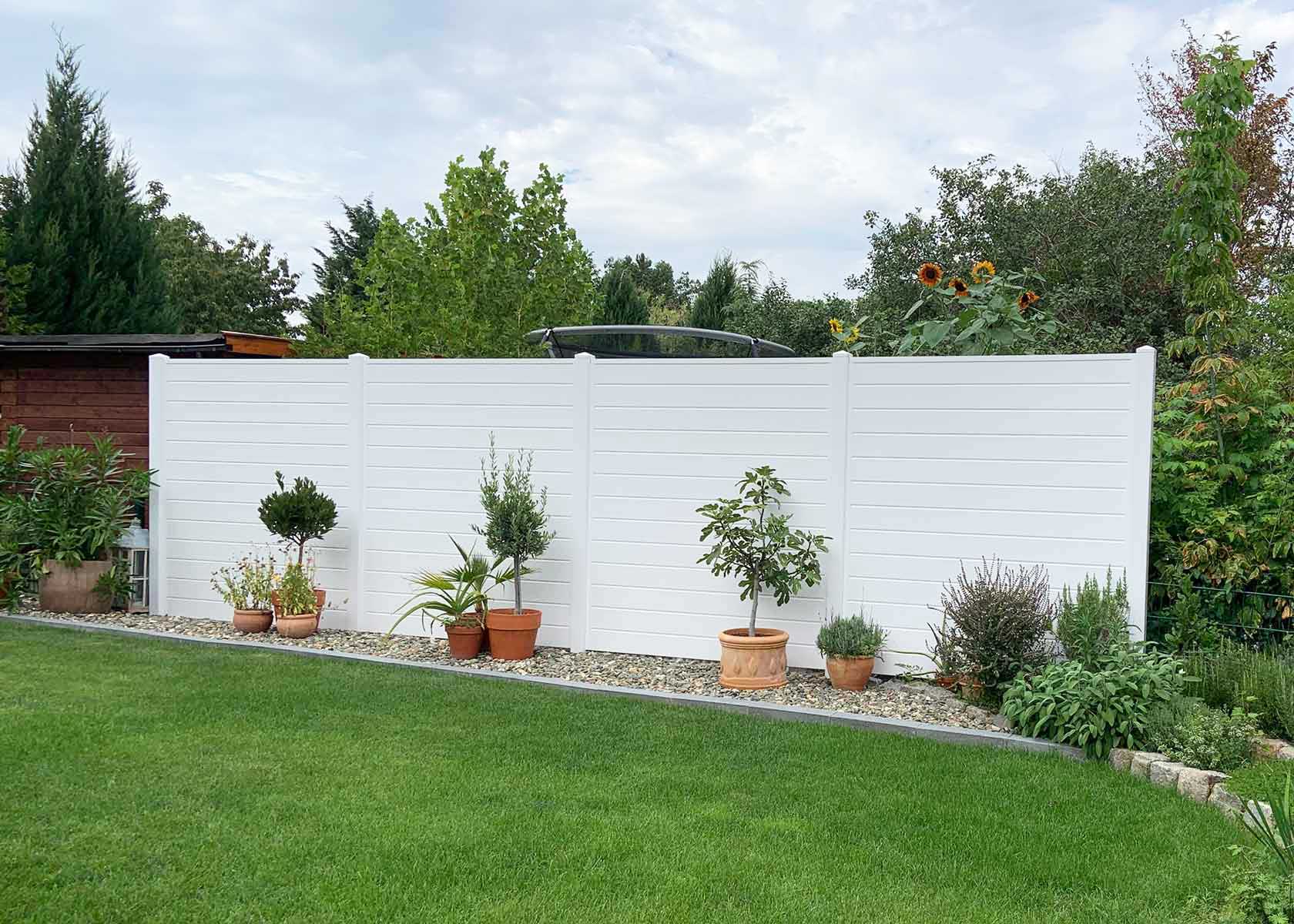Dichtzaun Kunststoff  in Weiß im Garten