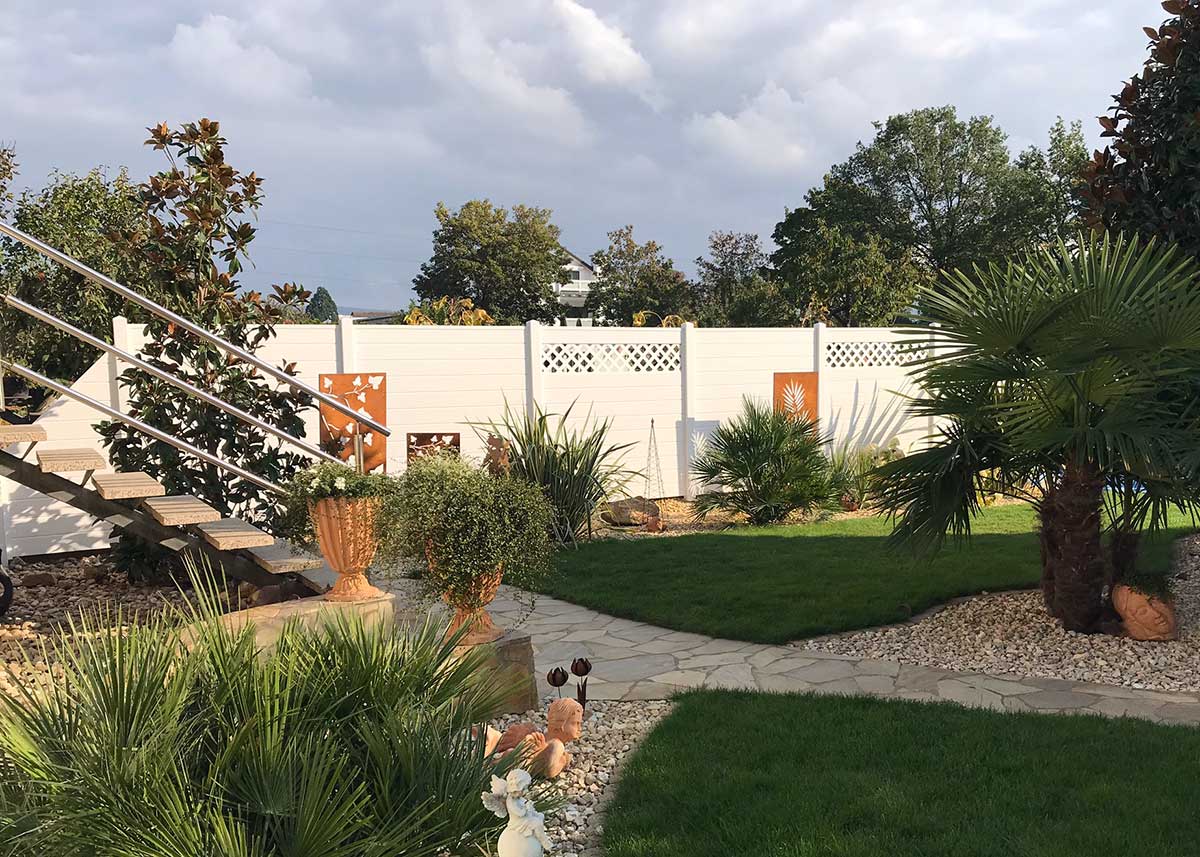 lange Sichtschutzwand im Gartengrundstück mit Rankgitter in weiß