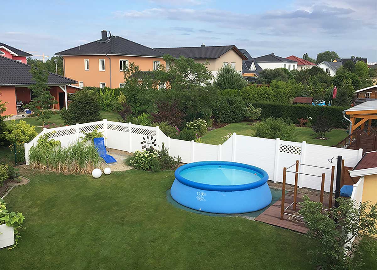 lange Sichtschutzwand für Außenbereich Garten aus stabilen langlebigen Kunststoff, kein WPC, in Weiß