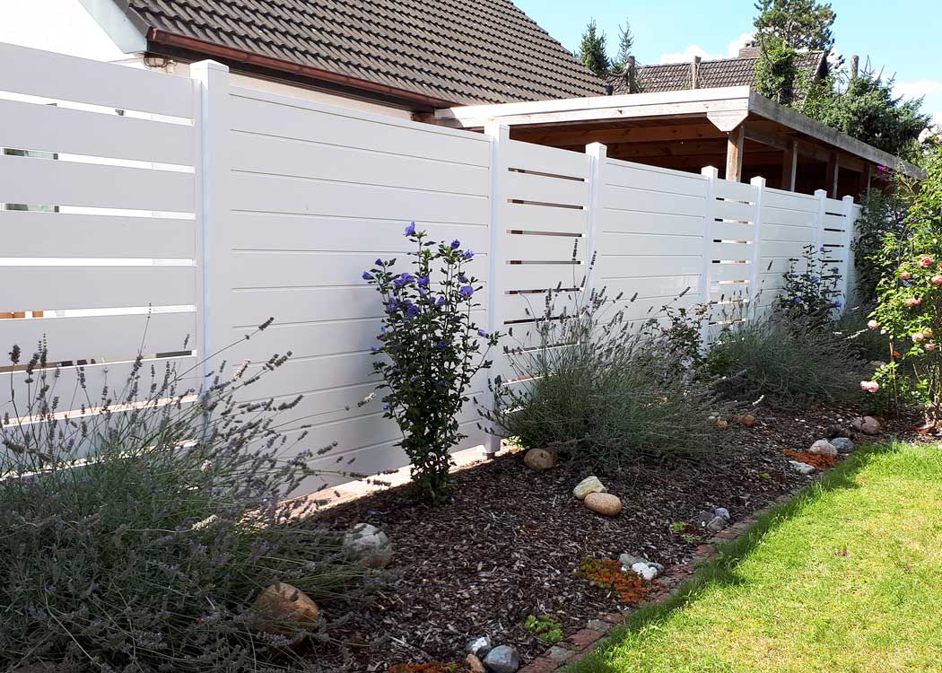 Sichtschutz mit Spaltsichtschutzwand im Gartenbereich