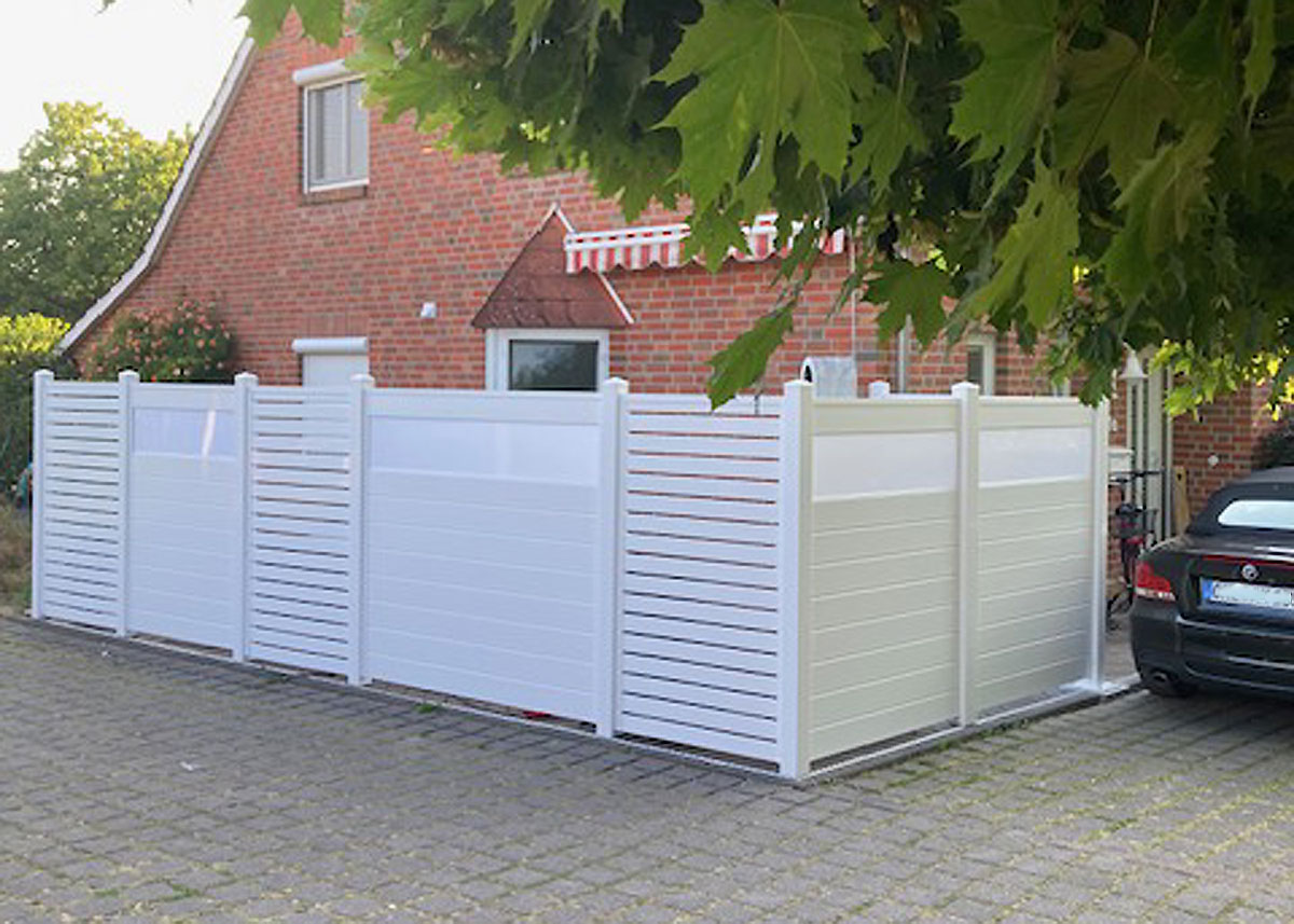 langer Sichtschutzzaun mit Spaltelemeten und Glaseinsatz