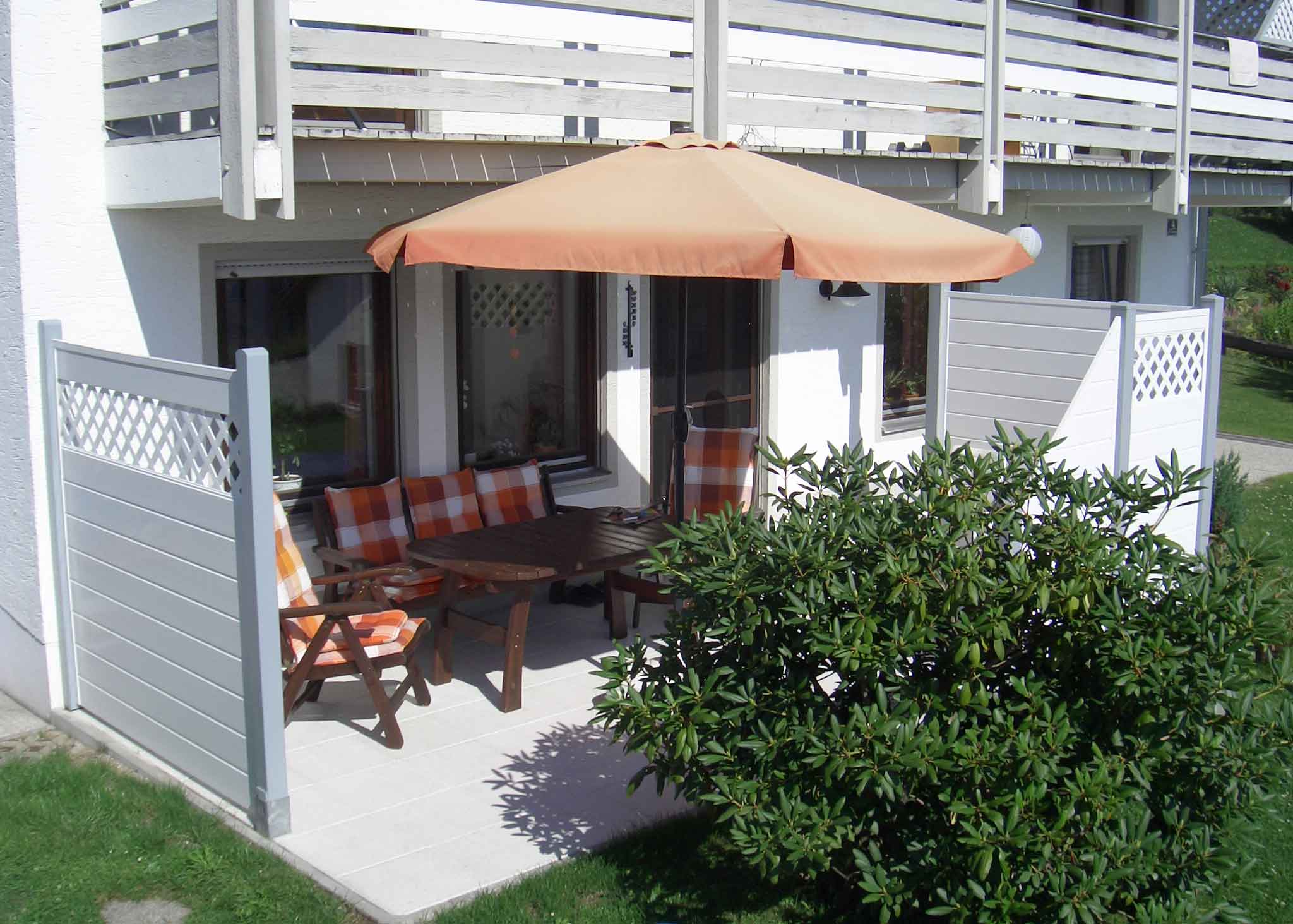 Dichtzaun 180 x180 um eine begrünte Terrasse am Haus in Weiß und Grau