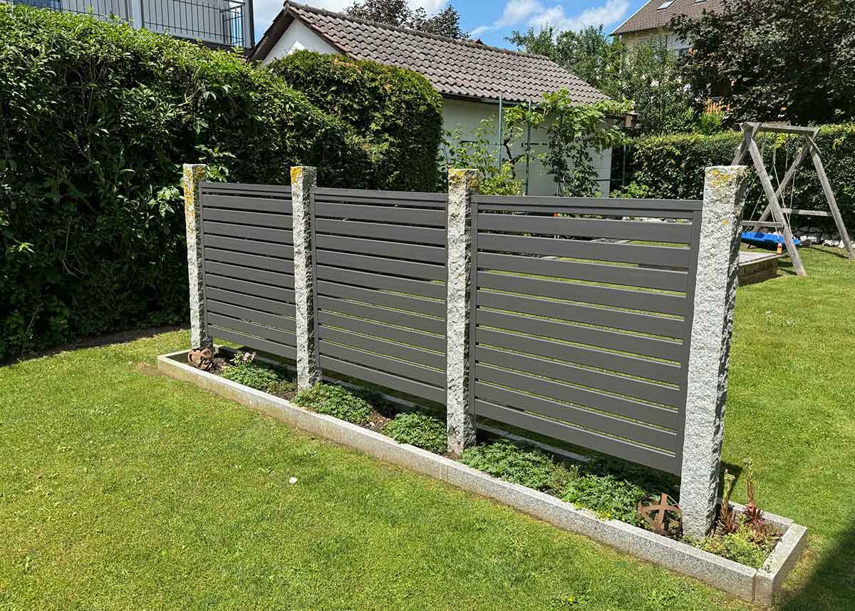 Sichtschutzzaun mit Rhombuselemente in Aluminium-Metall-Optik