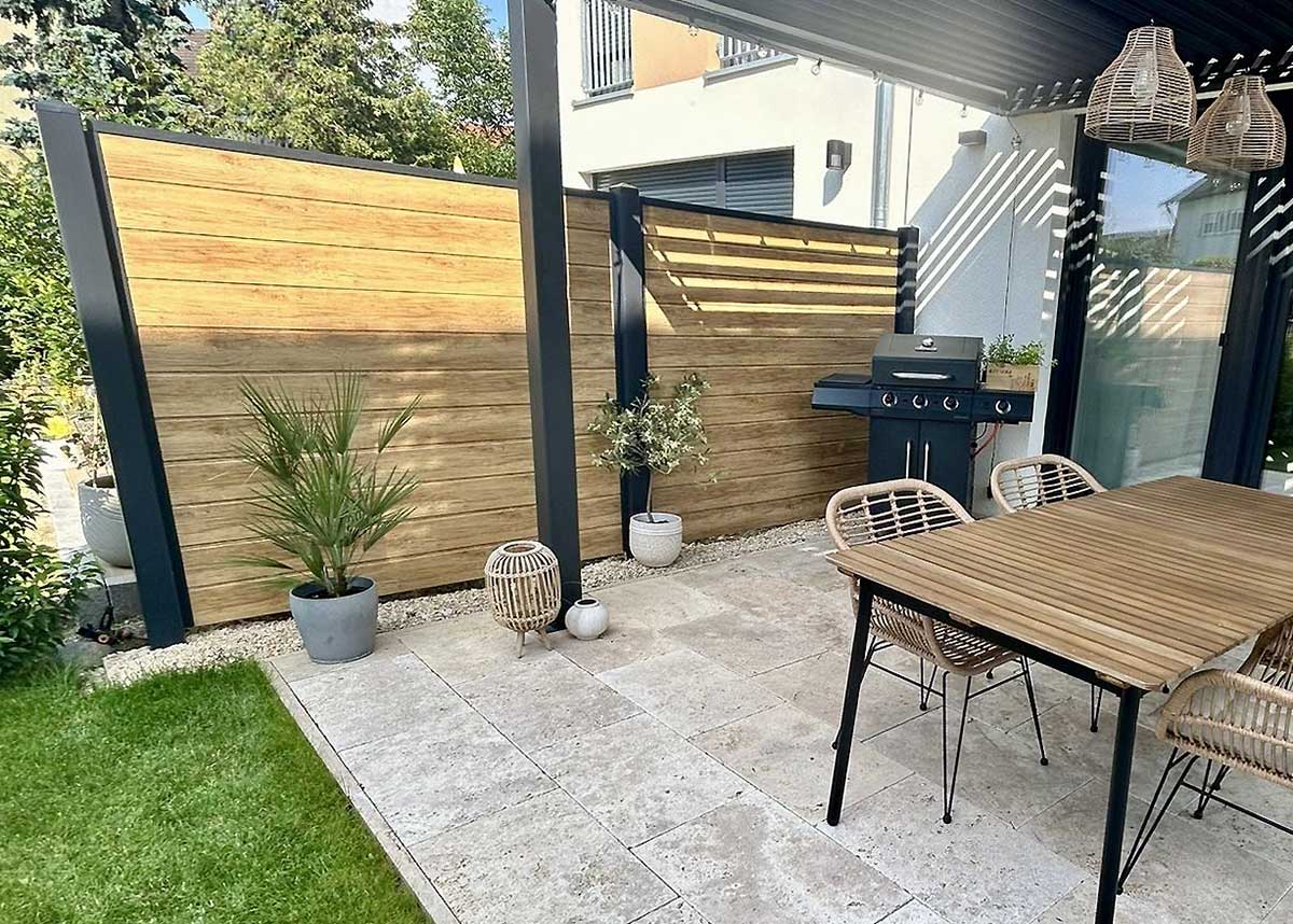 Sichtschutzzaun aus Kunststoff PVC in Holzoptik Beige auf einer Terrasse