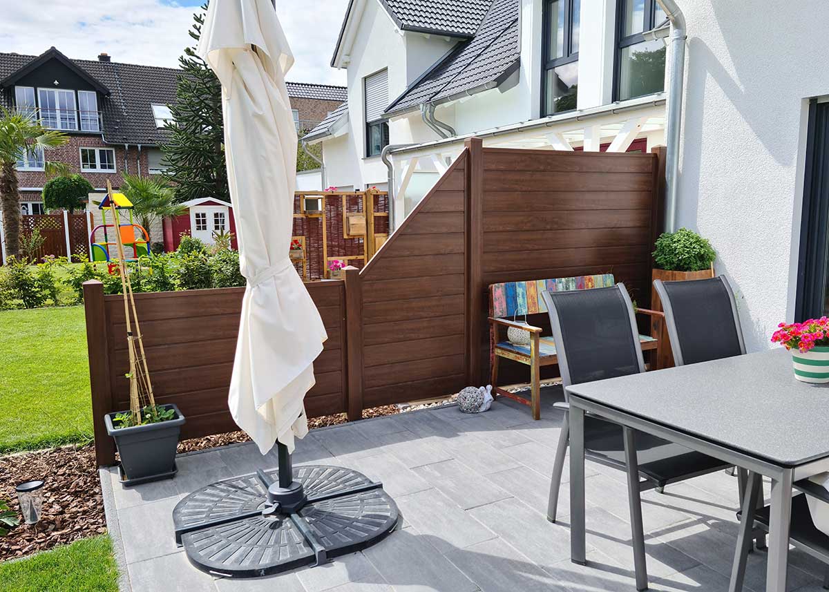 Sichtschutzwand  aus stabilen  Qualitäts-Kunststoff auf der Terrasse