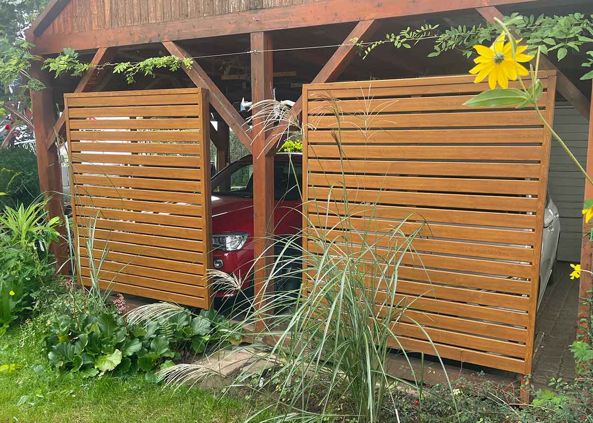 Sichtschutz für Carport montieren, Sichtschutzverkleidung an Carportpfosten befestigen, Sichtschutz am Carport mit Wandhalterung, PVC Sichtschutzelemente für Carport, Carport mit Sichtschutz gestalten