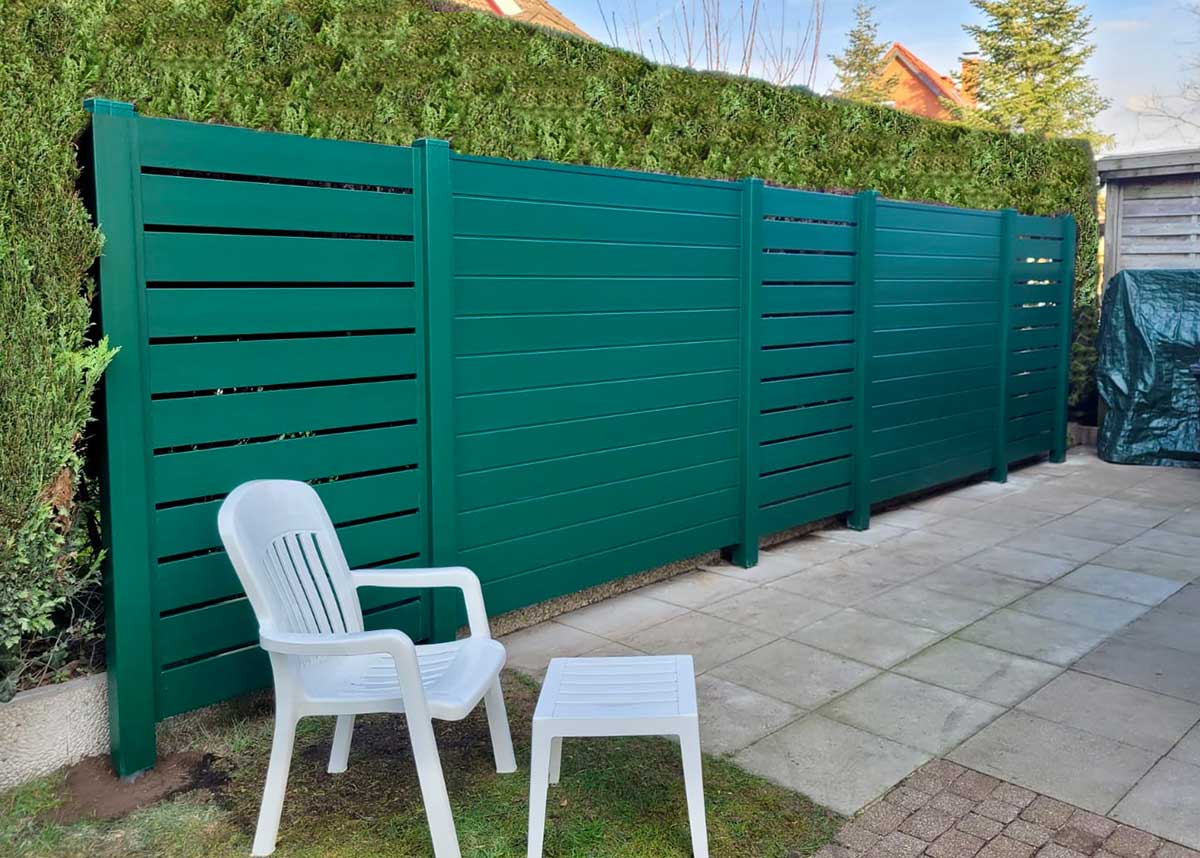 Sichtschutz mit Spaltelemeten, Rhombus-Zaun,  Moosgrün, auf der Terrasse im Garten