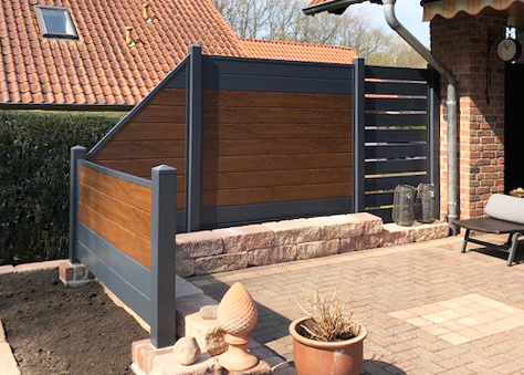 Ecoline pflegeleichter Sichtschutz in Golden Oak und Anthrazit auf einer Terrasse