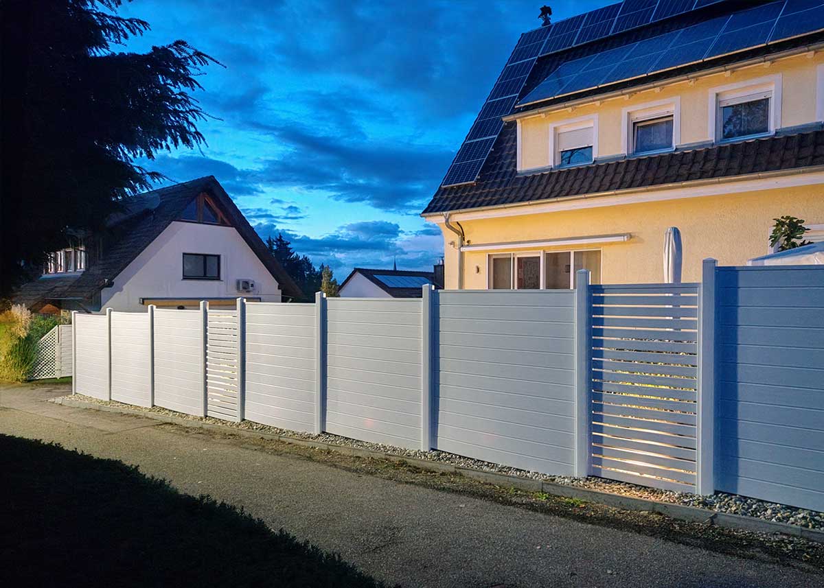 Sichtschutzwand auf Mauer aufgedübelt in Weiß mit Spaltelementen