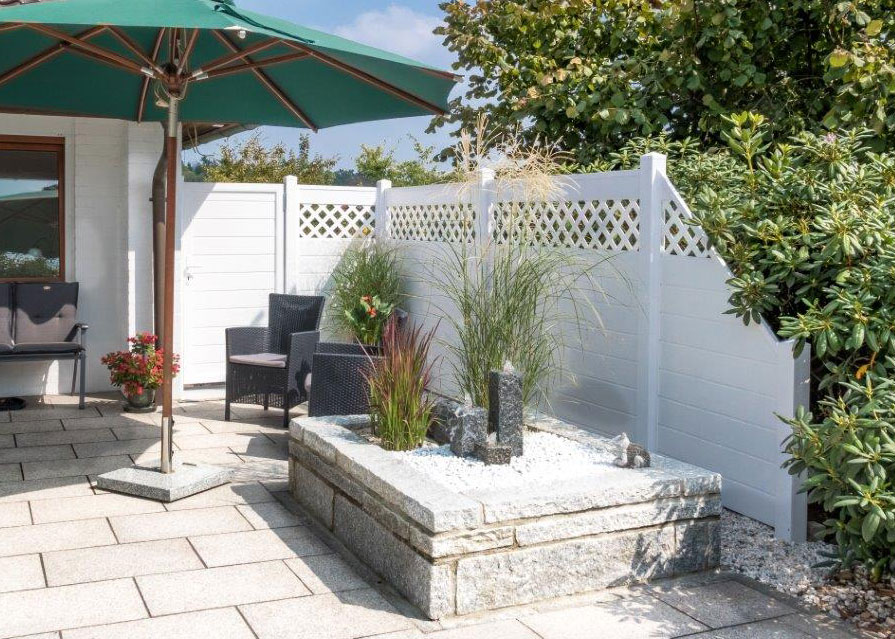 UV-beständiger Terrassensichtschutz aus Kunststoff in Weiß mit Rankgitterelementen