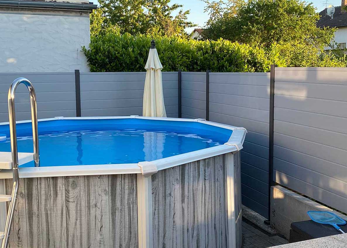 Sichtschutzwand um Aufstell-Pool in Grau aus PVC mit Aluminium-Steckpfosten, Preis-Hit FairGarden