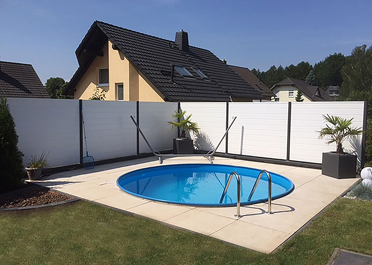 lange Sichtschutzwand um runden Pool in Weiß aus Qualitätskunststoff und Aluminium-Steckpfosten, Preis-Hit von FairGarden