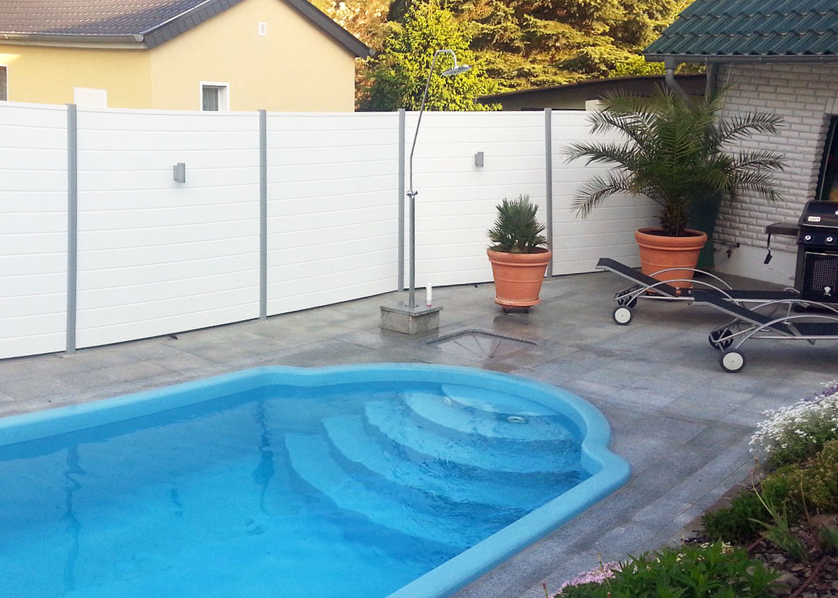 Sichtschutzwand um Pool, Schwimmbecken in Weiß mit Aluminium-Steckpfosten