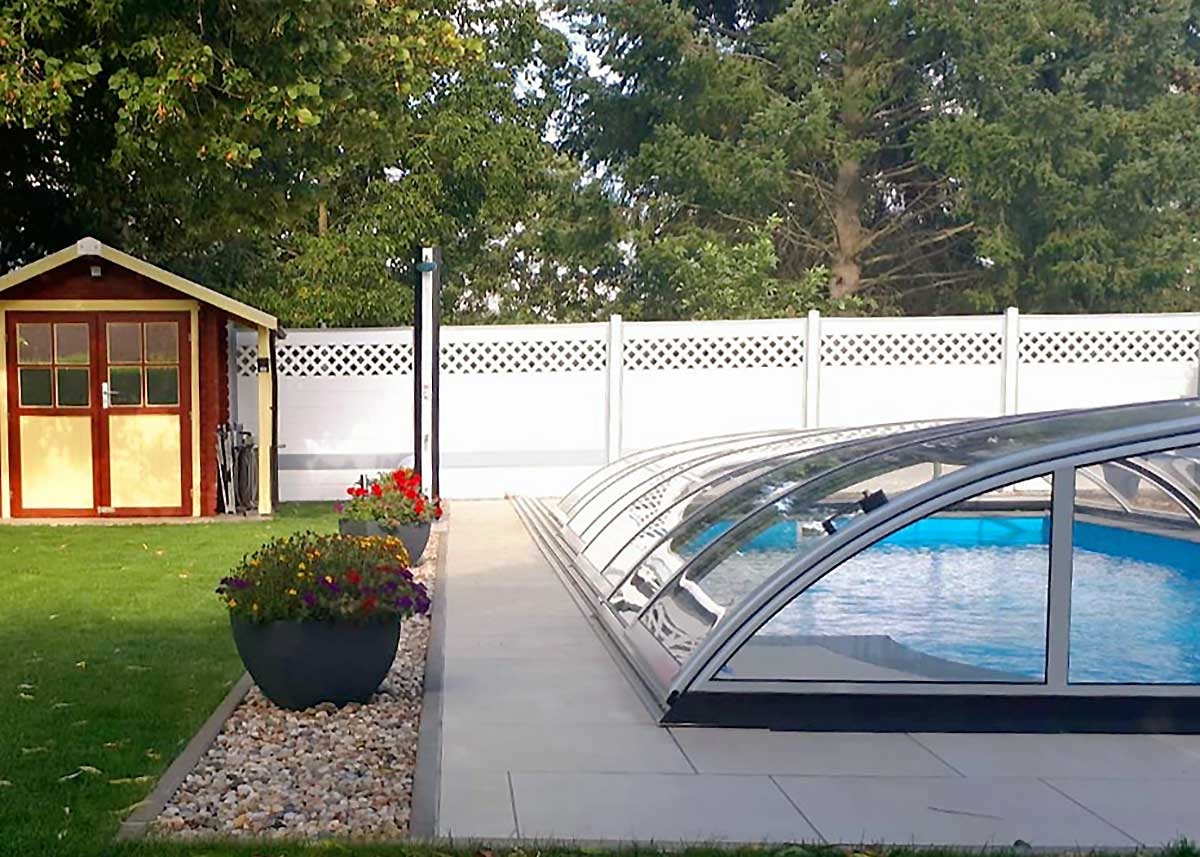Sichtschutz um Schwimmbecken/Pool mit Rankgitter in weiß und Grau aus PVC im Garten