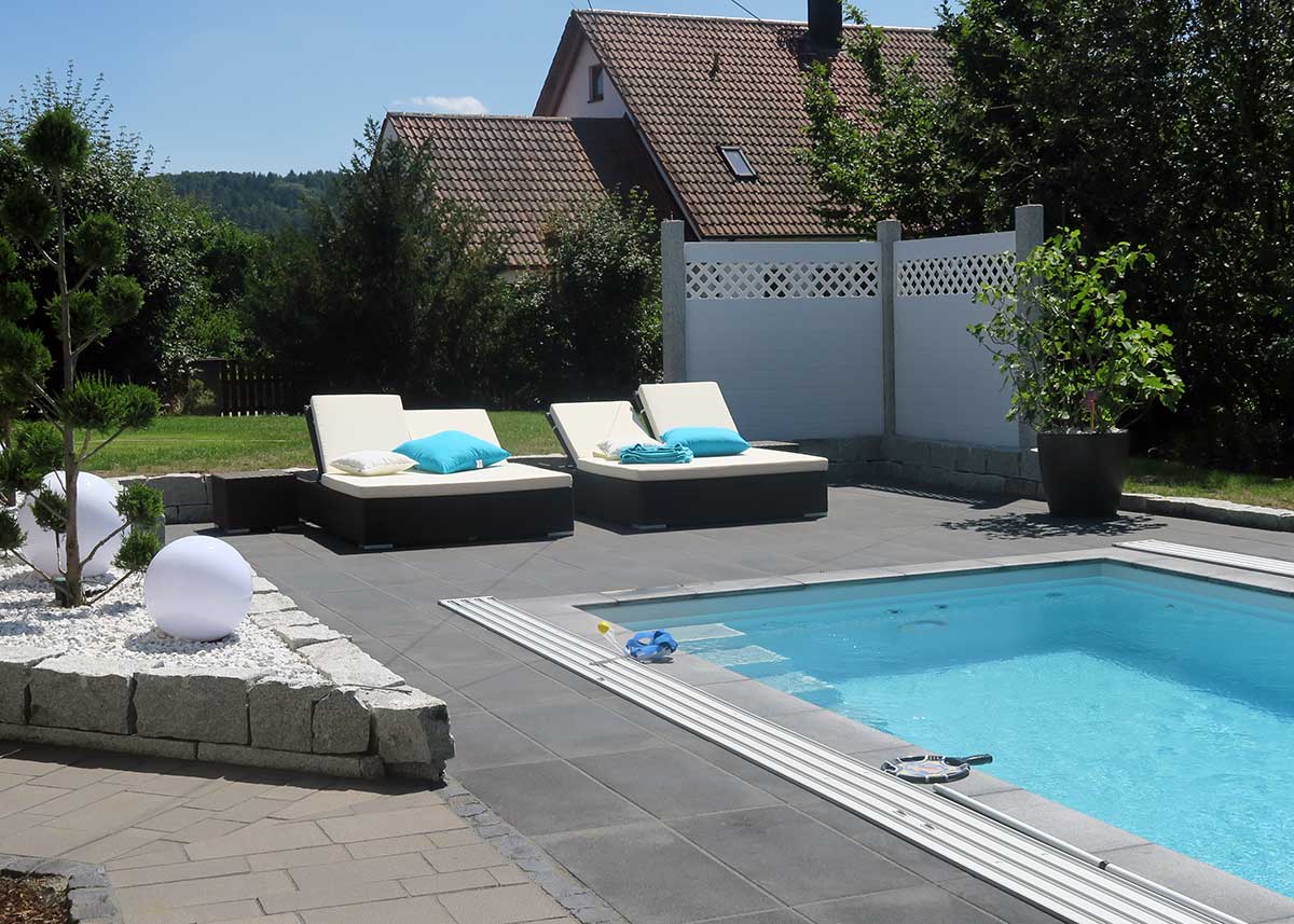 Sichtschutz für den Badebereich am Pool in Weiß aus langlebigen  PVC