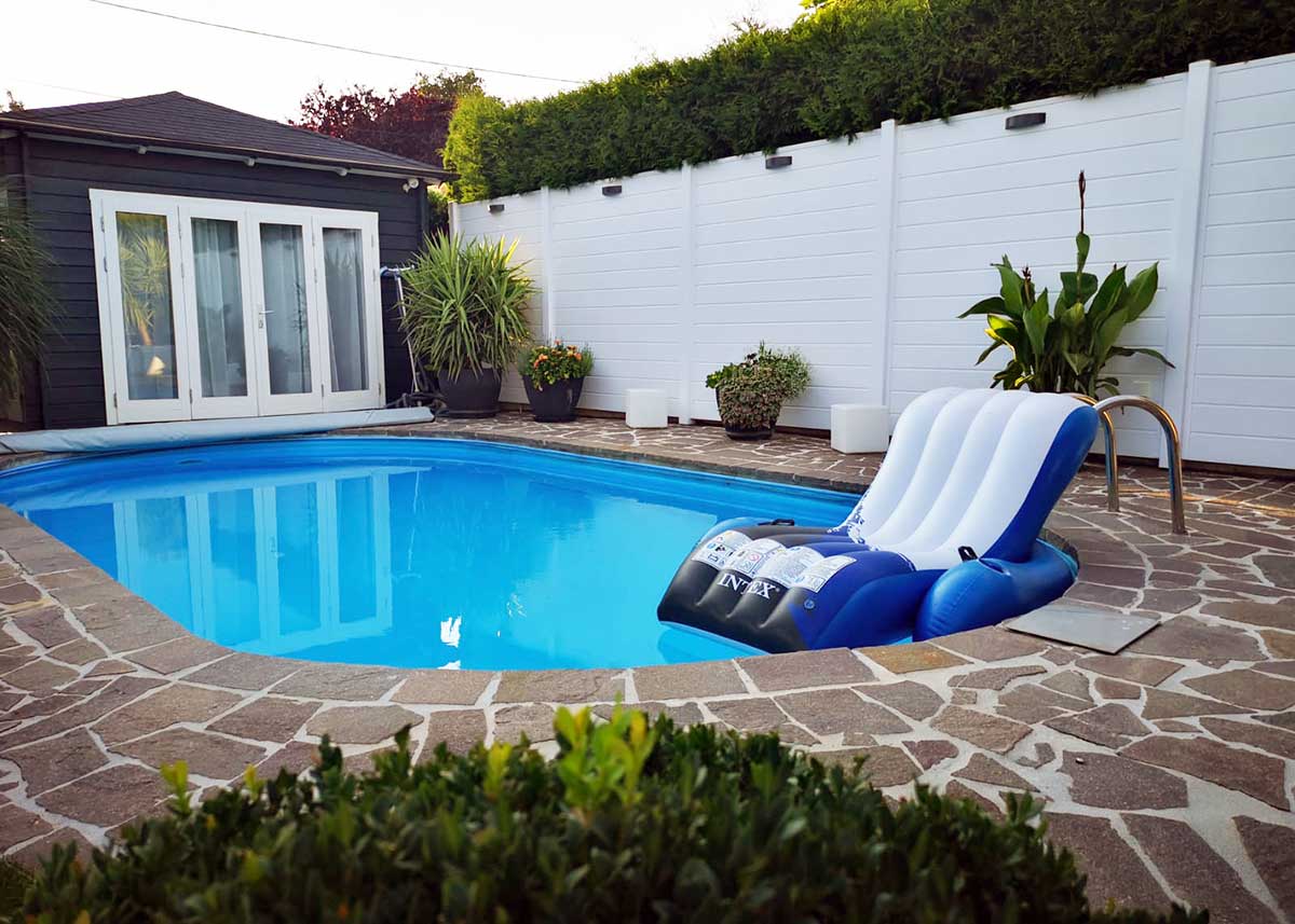 witterungsbeständiger stabiler Poolsichtschutz in Weiß am Wasserbecken und Terrasse