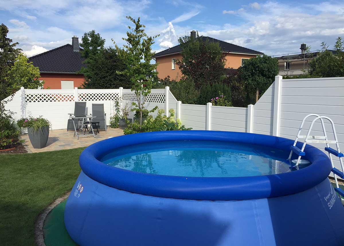 Sichtschutz im Garten um Aufstellpool in Weiß aus PVC