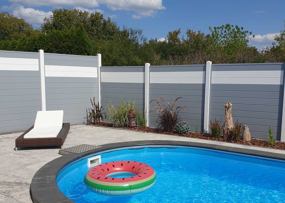 Sichtschutz am Pool mit  in Gau und Weiß