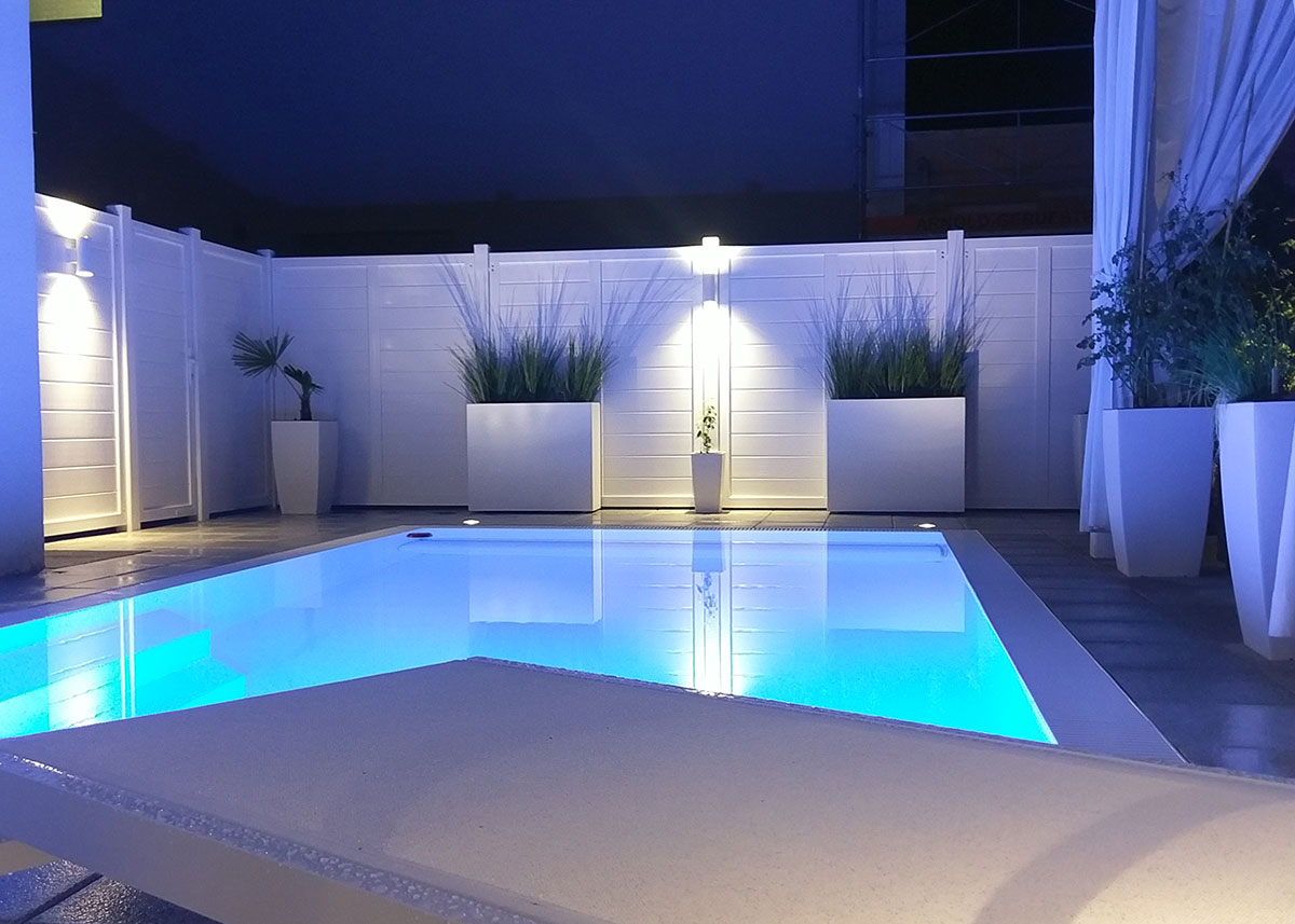 Design-Sichtschutz in Weiß im modernen Stil um den Swimming-Pool aus Premium-Kunststoff sehr hochwertig und stabil