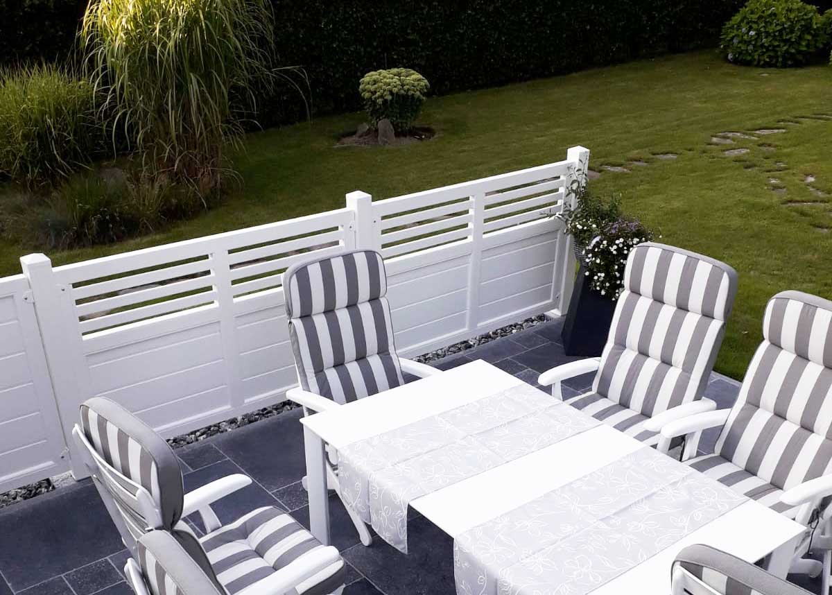 Rhombussichtschutz niedrige Höhe auf Terrasse, in Sitzecke, in Weiß