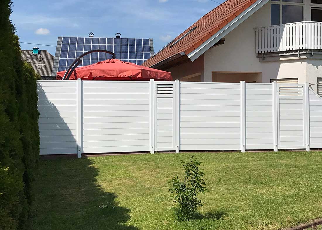 Design Trennwand im Garten als Sichtschutz mit Rhombusleisten
