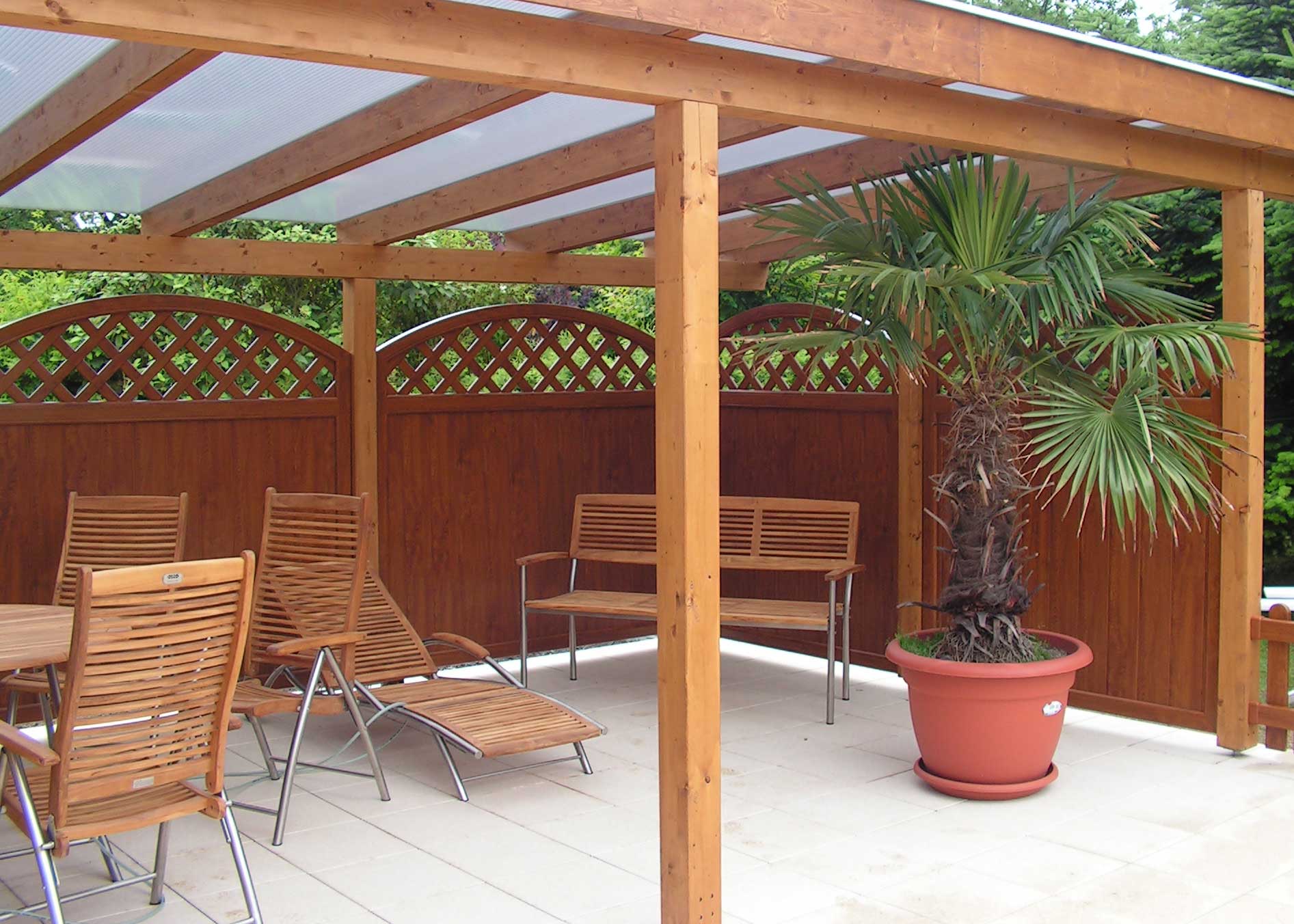 Sichtschutzzaun aus Kunststoff PVC in Golden Oak Holzoptik an Terrassenüberdachung